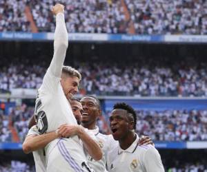 Jugadores del Real Madrid festejando uno de los goles contra el Barcelona en el Santiago Bernabéu.