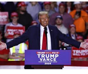 Fotografía que muestra al candidato presidencial republicano y expresidente de EE.UU., Donald Trump, hablando durante un mitin de su campaña electoral el pasado lunes en Grand Rapids, Michigan.