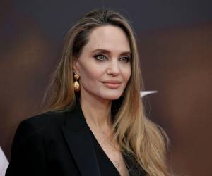 El proceso de divorcio entre Angelina Jolie y Brad Pitt ha llegado a su fin después de ocho largos años de tensiones legales y personales, por lo que la actriz, quien solicitó la disolución de su matrimonio en 2016, ahora se prepara para un futuro lleno de proyectos tanto profesionales como personales.