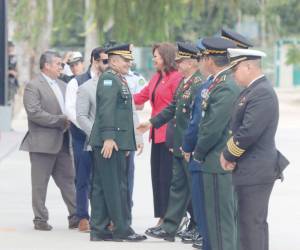 El general de Brigada, Mario Arnoldo Bueso Caballero (izquierda), saluda a Roosevelt Hernández, jefe del Estado Mayor Conjunto.