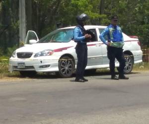 Agentes policiales resguardaron la unidad de taxi, donde fue encontrado el cuerpo sin vida de Carlos Gálvez.