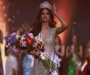 Un arreglo floral y una lujosa corona son los premios que recibe la Miss Universo tras ser declarada ganadora.