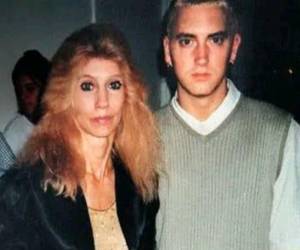 La muerte de Debbie Nelson, madre del famoso rapero Eminem, ha revivido la compleja y problemática relación de madre e hijo que se hizo pública a través de las canciones del cantante.