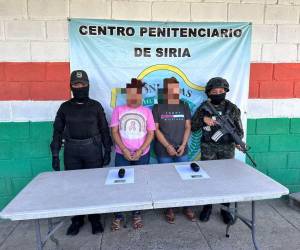 Las dos mujeres custodiadas por dos agentes penitenciarias de la cárcel de El Porvenir, en Francisco Morazán.