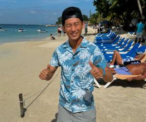 Shin Fujiyama, filántropo y bloguero de origen japonés con nacionalidad estadounidense, llegó a las bellas playas de Roatán, en Islas de la Bahía, Honduras.