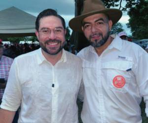 En la imagen aparece a la izquierda el precandidato presidencial Jorge Cálix, junto a Javier Ramírez, precandidato a alcalde por su movimiento político en Morazán, Yoro.