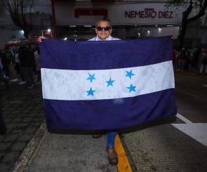 Decenas de personas comenzaron a llegar al estadio Nemesio Diez, en Toluca, México, para poder presenciar el partido entre México vs Honduras. Aquí las imágenes de su llegada.