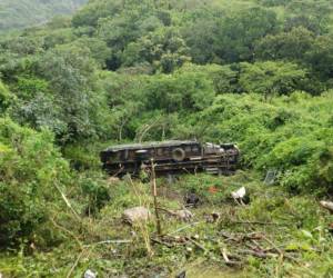 El ultramotor quedó volcado al fondo del abismo en el kilómetro 14 de la carretera a Olancho.