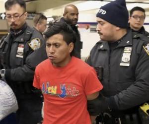 Sebastian Zapaeta, acusado de quemar viva a una mujer en un metro en Brooklyn, permanece detenido sin fianza; su defensa alega estado de embriaguez.