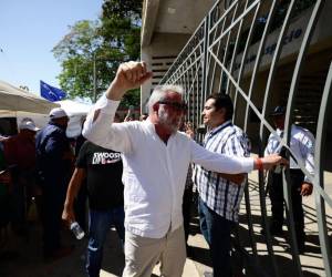 Roberto Contreras, precandidato a la alcaldía de San Pedro Sula, protestó frente al portón de la Universidad Nacional Autónoma de Honduras del Valle de Sula (UNAH-VS), para exigir que se abrieran las urnas, al mismo tiempo que criticó al gobierno de Libertad y Refundación por los atrasos.