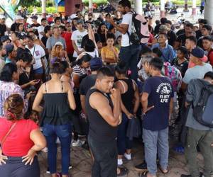 Son al menos 5,000 personas de distintas nacionalidades que salieron hoy en caravana en busca del “sueño americano”.