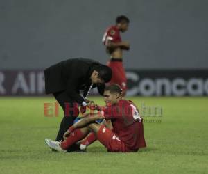 Luis Alvarado, director técnico de Honduras, tras terminar el partido buscó a los jugadores panameños para consolarlos.