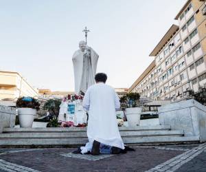 Las personas siguen llegando hasta el hospital para rezar por la salud del Papa.