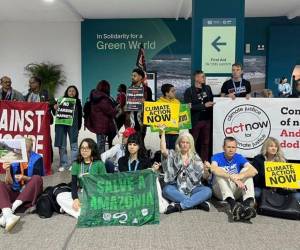 Cerca de un centenar de activistas se manifestaron hoy de manera casi silenciosa en la COP29 de Bakú, donde formaron una cadena en torno a salas de plenarios con pancartas y tararearon canciones de protesta.