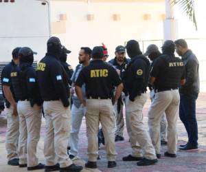 Un grupo de agentes de la ATIC llegaron este jueves al Congreso Nacional, supuestamente a secuestran información del Fondo Departamental.