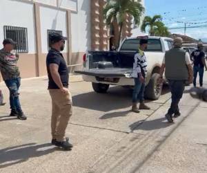 Los hombres, con armas visibles, confrontaron a la Policía Nacional en Catacamas.