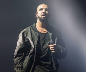 Drake demandó por difamación a la discográfica Universal Music Group (UMG), a la que acusó de difundir y promocionar el tema de Kendrick Lamar Not like us, en el que el artista tacha al rapero de pedófilo.