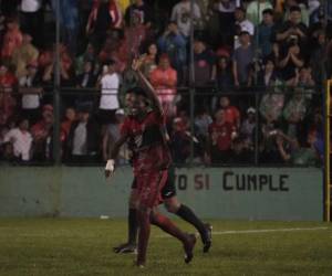 De pierna derecha, Bryan Castillo anota el primer gol para el CD Choloma, haciendo que el marcador global sea de 3-2.