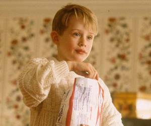 “Mi Pobre Angelito” (Home Alone), protagonizada por Macaulay Culkin como Kevin McCallister, se ha convertido en un ícono del cine navideño desde su estreno en 1990. A pesar de su gran éxito y popularidad, esta comedia familiar no está exenta de errores y curiosidades detrás de cámaras que han dejado a los fans intrigados.