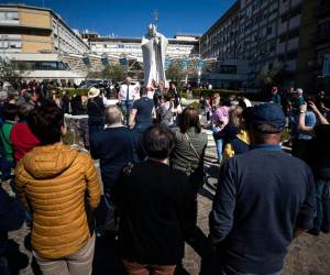 Todos los fieles ruegan ante la estatua del papa Juan Pablo II por la pronta recuperación de Francisco, quien lleva 20 días hospitalizado.