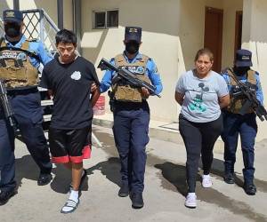 Claudia Patricia Centeno Barrientos, fue capturada por agentes de la Dipampco cuando realizaba el cobro de extorsión y su hijastro Johan Antonio Durón Centeno por el delito de asesinato.