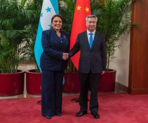 La presidenta Castro junto al secretario de la comisión central de control disciplinario del Partido Comunista de China, Li Xi.