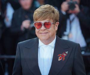 El cantautor de 77 años Elton John compartió detalles sobre el estado de su salud actual luego de haber enfrentado una complicación en su ojo derecho.