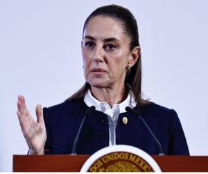 La presidenta de México Claudia Sheinbaum, habla este viernes durante una rueda de prensa en Palacio Nacional en la Ciudad de México (México).