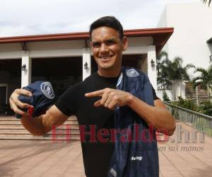 Roberto Moreira enseñando un escudo delque se ha enamorado. “Motagua se ha metido en mi corazón”, dijo el paraguayo.