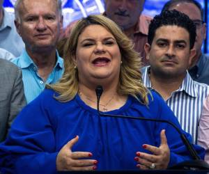 Fotografía de archivo del 6 de noviembre de 2024 de la gobernadora entrante de Puerto Rico, Jenniffer González, ofreciendo declaraciones en San Juan.