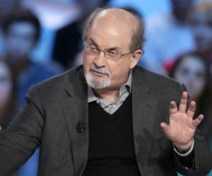 En esta foto de archivo tomada el 16 de noviembre de 2012, el autor británico Salman Rushdie participa en el programa de televisión “Le grand journal” en un plató de la televisión francesa Canal+ en París.