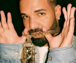 En un movimiento de gran impacto en la industria del hip-hop, el rapero canadiense Drake ha presentado una demanda contra Universal Music Group (UMG), acusando a la disquera de prácticas manipuladoras para favorecer la canción “Not Like Us” de Kendrick Lamar. Aquí la razón de la controversia.