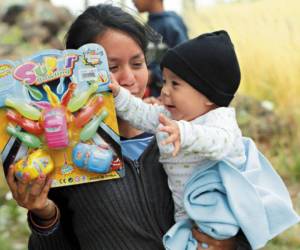 Sin importar la edad, los niños reciben sus regalos gracias a sus donaciones de la campaña “Regale u ¿n juguete en Navidad”.