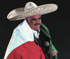 El inolvidable Vicente Fernández continuará extendiendo su legado musical aún después de su fallecimiento, esto será posible por los más de 300 sencillos que dejó listos para ser lanzados, según reveló uno de sus hijos.