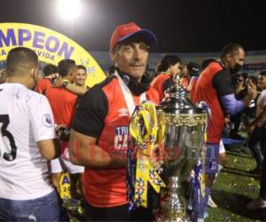 Pedro Troglio es el único entrenador que ha ganado cuatro títulos de forma consecutiva gracias a haber logrado el segundo tetracampeonato en la historia del Olimpia.