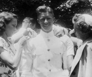 5 de junio de 1946. La madre del presidente estadounidense Jimmy Carter (22 años), Miss Lillian, y su prometida, Rosalynn Smith (L), colocando charreteras en Ensign Carter (C) en la graduación de Jimmy Carter de la Academia Naval, en Annapolis, Maryland, EE.UU.