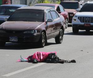 Un trágico incidente se registró la mañana de este miércoles en el anillo periférico de Tegucigalpa, a la altura de la colonia La Cañada, donde un peatón perdió la vida tras ser atropellado por un vehículo.