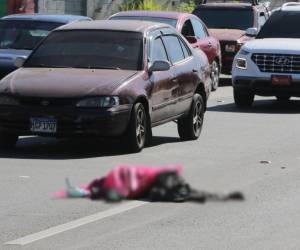 Un trágico incidente se registró la mañana de este miércoles en el anillo periférico de Tegucigalpa, a la altura de la colonia La Cañada, donde un peatón perdió la vida tras ser atropellado por un vehículo.