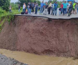 Pobladores observan impotentes cómo el agua se llevó el puente que conectaba las comunidades.