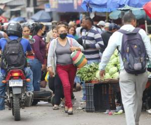 Un mercado lleno de vida, así luce el Zonal Belén vibran con la energía de los compradores en busca de los mejores productos.