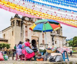 San Juan del Obispo, es conocido por albergar antiguas iglesias católicas y sus calles empedradas y ubicación en las faldas del volcán de Agua.