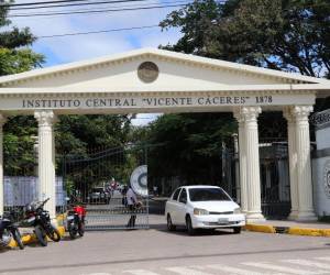 El emblemático colegio capitalino Vicente Cáceres entrega 668 jóvenes profesionales de diferentes carreras.