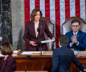 Kamala Harris, que como vicepresidenta ejerce también como presidenta del Senado, dio inicio a la sesión conjunta de las dos Cámaras del Congreso encargada de certificar los resultados electorales.