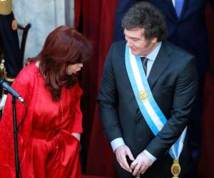 Fotografía de archivo del 10 de diciembre de 2023 del presidente argentino Javier Milei (der.), junto a la expresidenta Cristina Fernández, en Buenos Aires (Argentina).