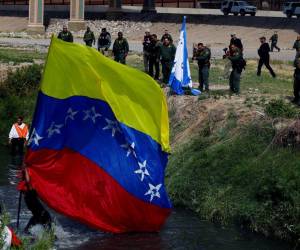 Los migrantes venezolanos fueron contenidos por la policía fronteriza, quienes les dispararon con balas de goma.