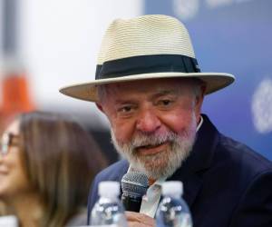 El presidente brasileño Lula, que apareció en un auditorio de sorpresa ya vestido y listo para abandonar el hospital tras el alta, dio declaraciones sobre su estado.