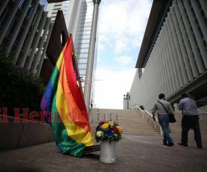 La bandera LGTB fue izada este martes en el Centro Cívico Gubernamental.