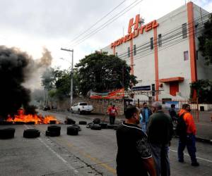 Anuncian protestas por despidos masivos injustificados.