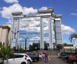 Varios docentes esperaban ayer afuera del Inprema a que los maestros soltaran el edificio para ser atendidos.