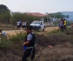 Vecinos de la colonia Valle de Agalta de Catacamas, Olancho despertaron esta madrugada con varias detonaciones de bala que dejó como resultado la muerte de dos hermanos, un joven de 17 años y una menor de apenas 14. A continuación lo que se sabe del doble crimen.